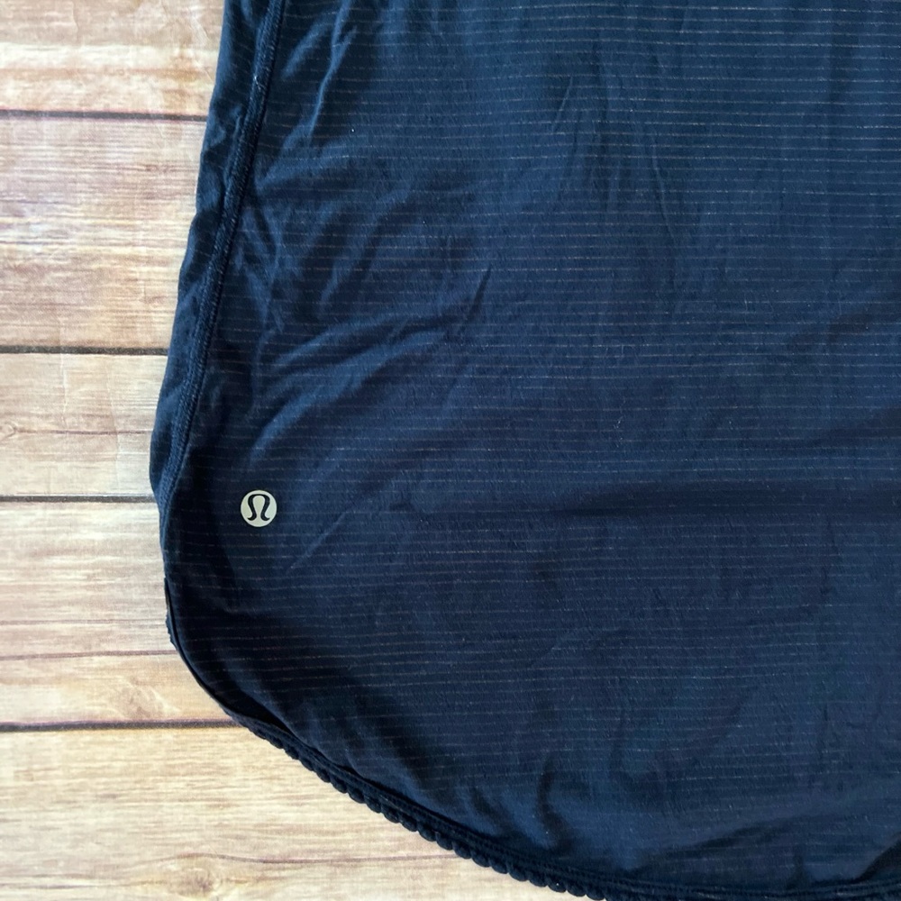 Lululemon tank in Navy with pin stripes ELUC size 6-8 no tags - Picture 3 of 5